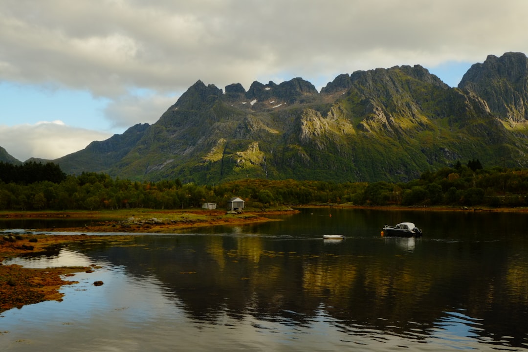 Sereen bergmeer omringd door weelderig groen in Europa