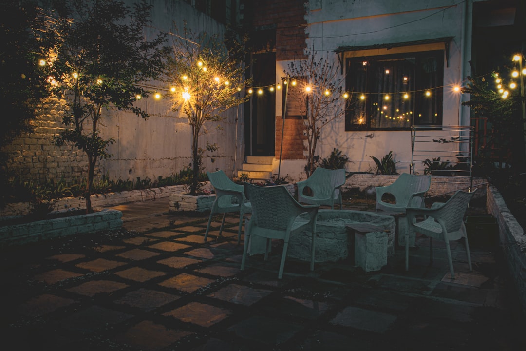 Slimme tuinverlichting die sfeer creëert op een avondterras