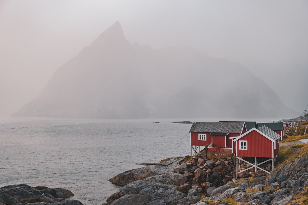Rode houten huisjes aan de kust van de Lofoten in Noorwegen