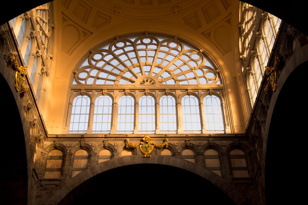 Amsterdam Centraal Station in de avond, het vertrekpunt van Europese nachttreinen
