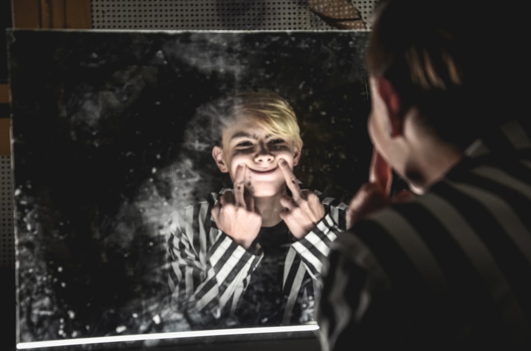 Kind dat creatief bezig is met digitale kunst