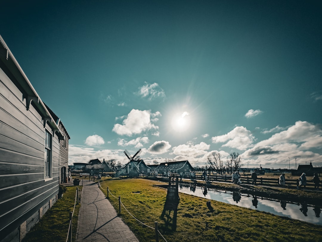 Fietser op een landelijk pad door het Nederlandse platteland