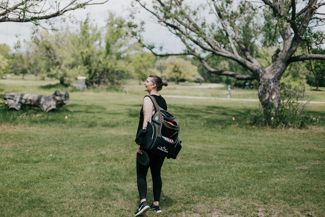 Fitness training met rugzak in de natuur