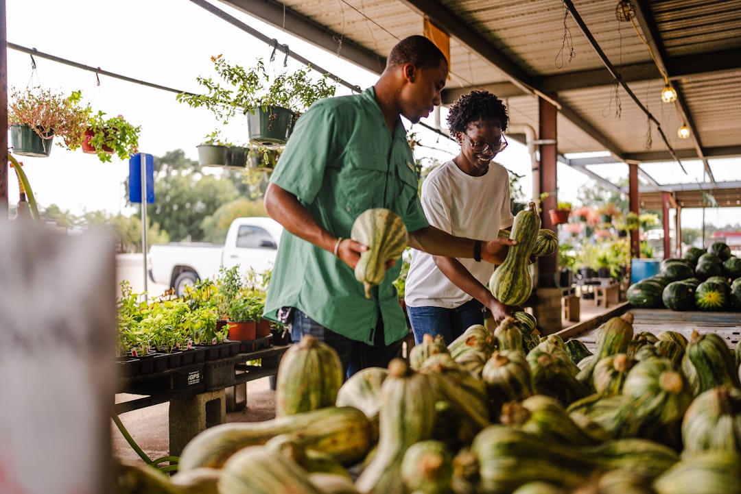 Verse seizoensgroenten op een markt