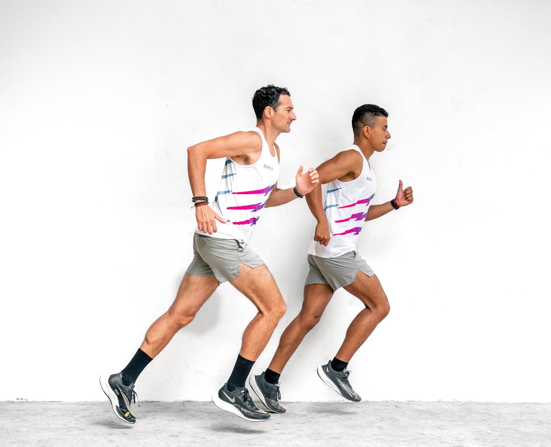 Rustig hardlopen in de ochtend op een rustige weg