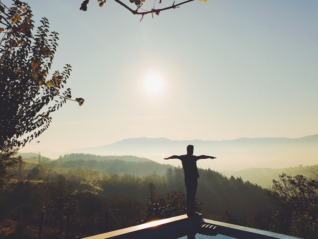 Ochtendlicht valt door het raam op een rustige plek voor mindfulness en reflectie
