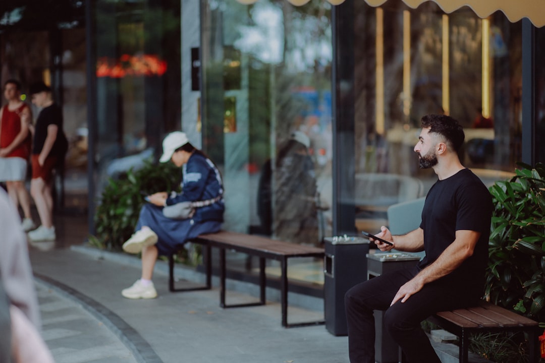 Persoon die nadenkt over de rol van technologie in het dagelijks leven