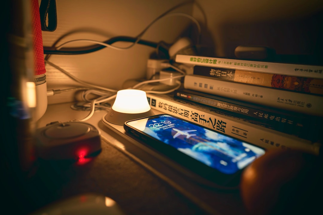 Smartphone scherm verlicht een donkere slaapkamer — blauw licht voor het slapen