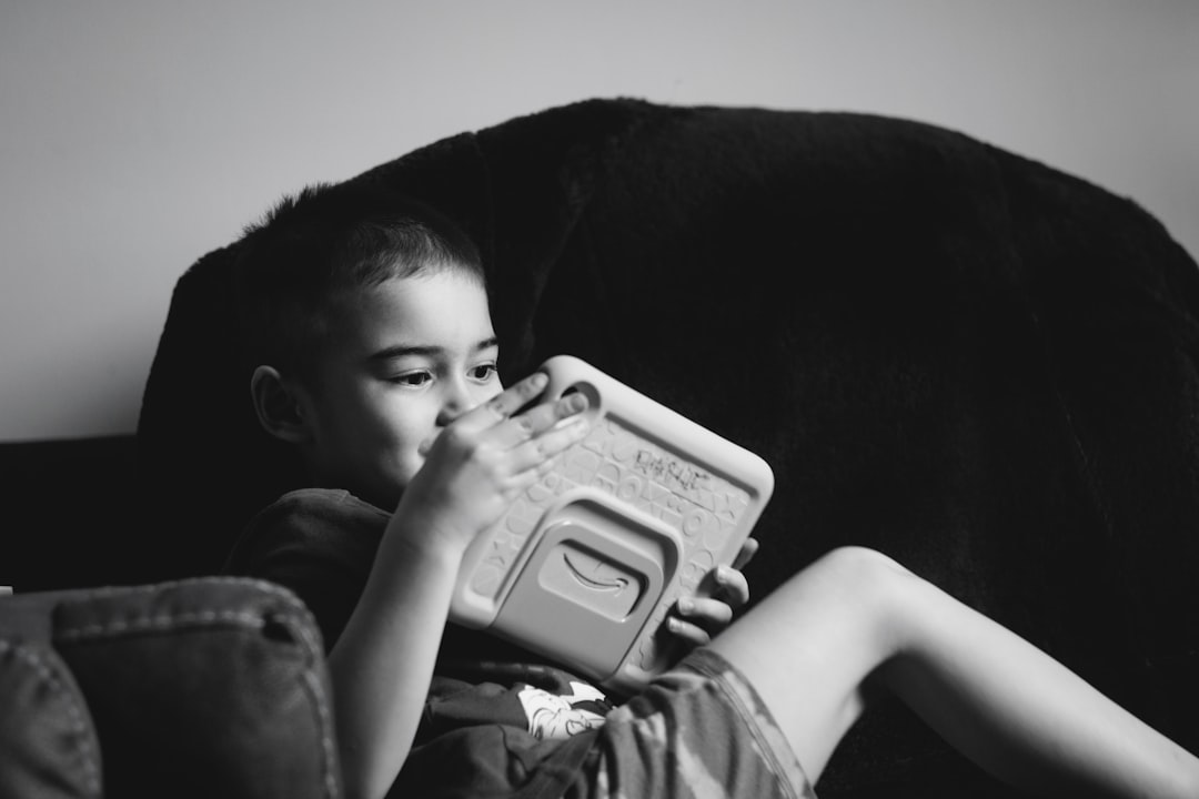 Kind leert met behulp van technologie en een tablet