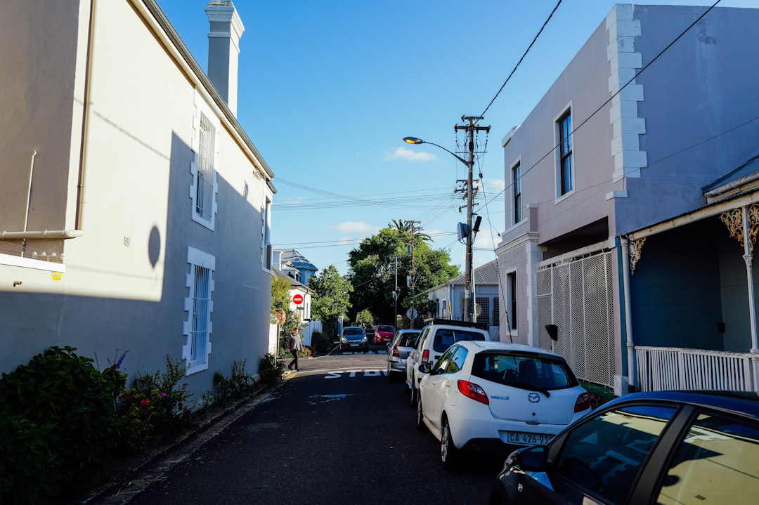 Stille straat in een Nederlandse woonwijk