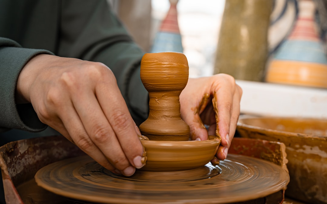 Handgemaakt aardewerk met uniek karakter en onregelmatigheden