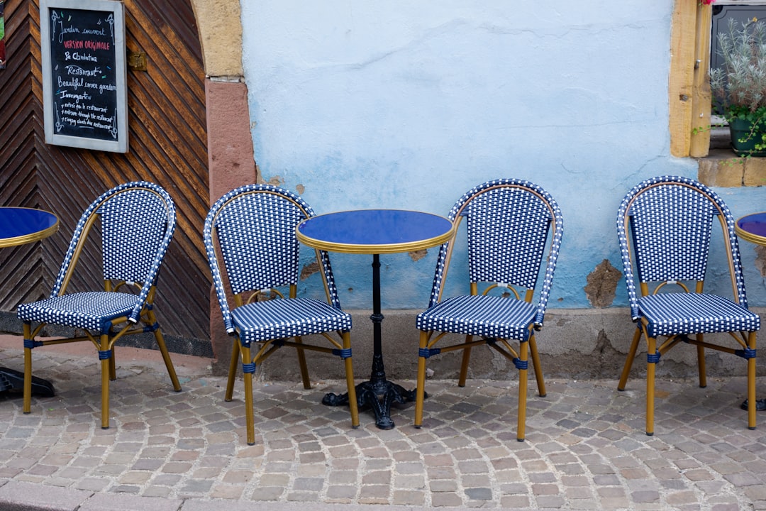 Gezellig terrasje aan een mediterraan plein met uitzicht op de bergen