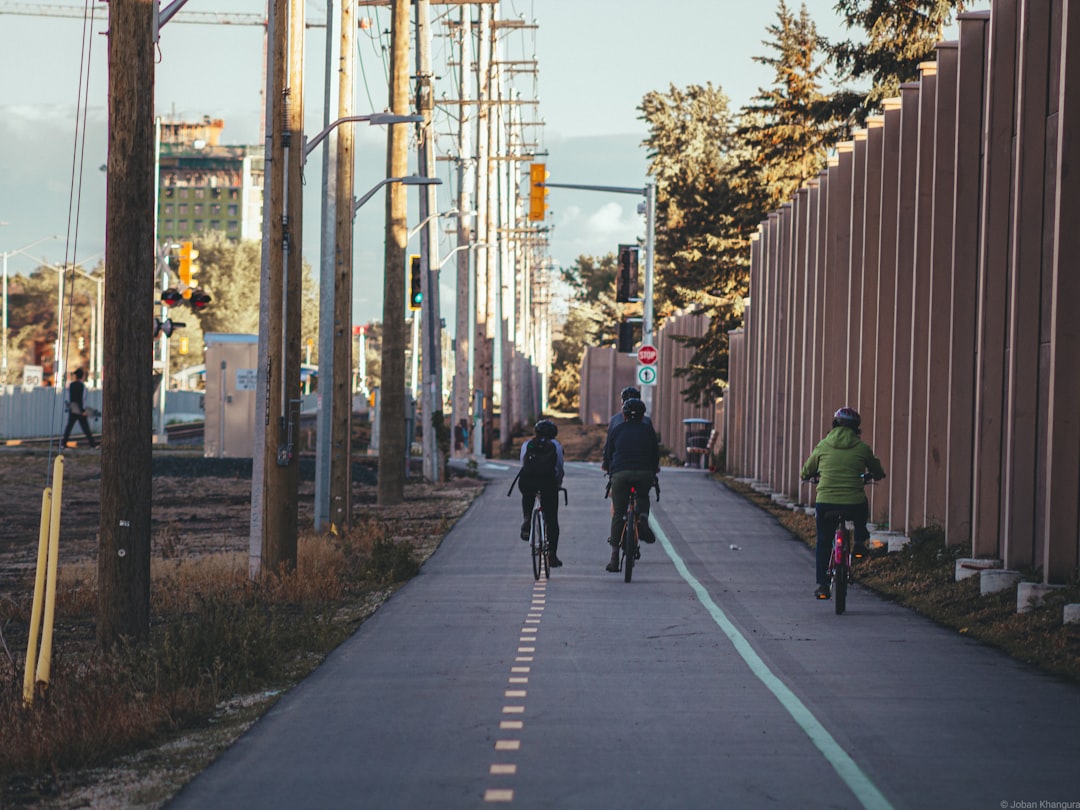 Modern fietspad in een stedelijke omgeving