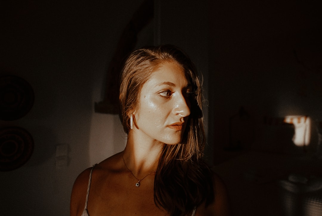 Vrouw met een natuurlijke, stralende huid zonder make-up in ochtendlicht