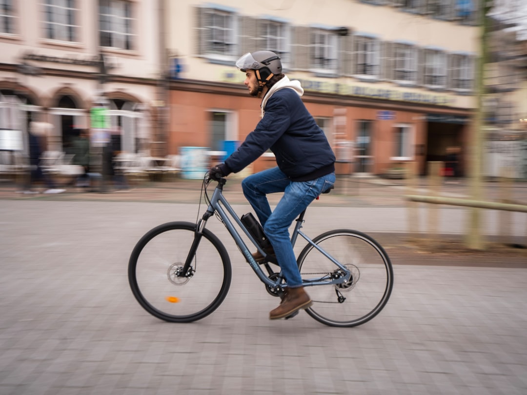 Moderne elektrische fiets met geïntegreerde accu