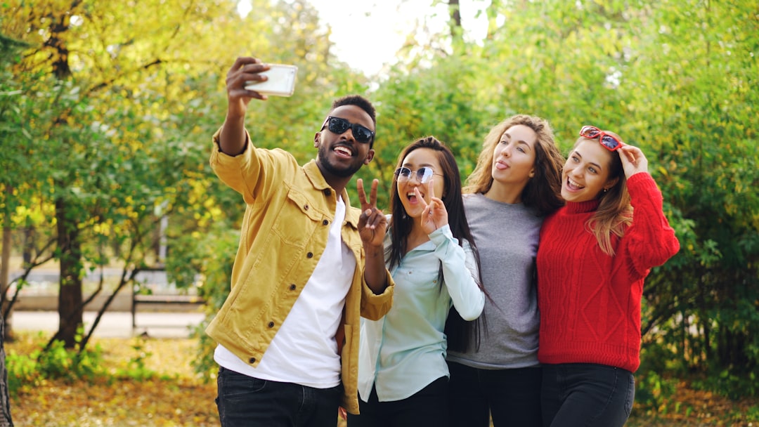 Jongeren die buiten genieten zonder smartphone in hun handen