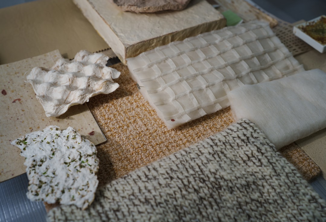 Interieur met natuurlijke materialen, keramiek en linnen texturen