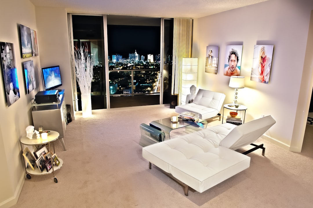 Jong stel in hun eerste compacte stadswoning