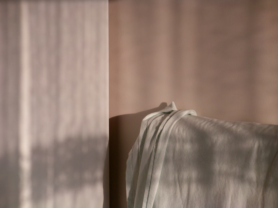 Ochtendlicht valt door de gordijnen van een rustige slaapkamer