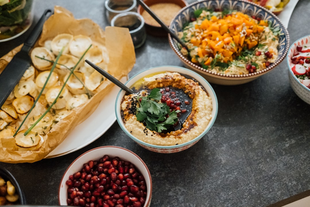 Midden-Oosterse mezze tafel met hummus, falafel en verse groenten