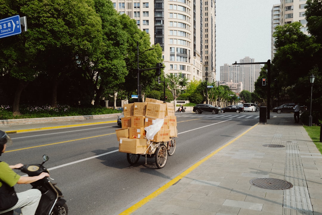 Bezorgfiets met pakketjes in de stad
