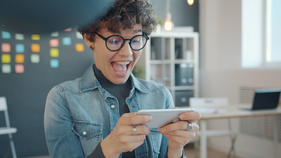 Smartphone met eindeloze notificaties en apps, bron van digitale stress