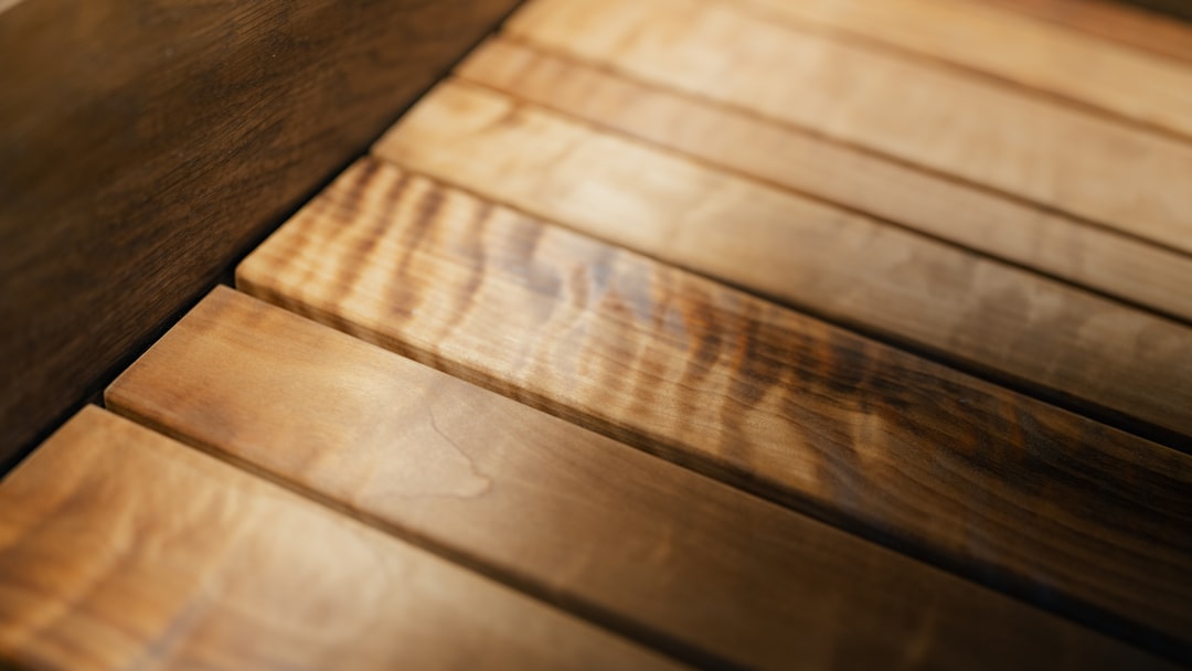 Natuurlijke materialen zoals hout en linnen in een warm interieur