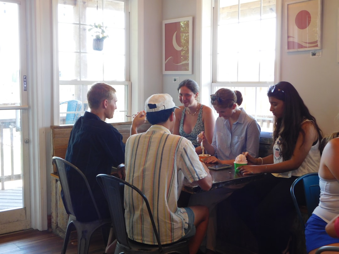 Reizigers ontmoeten elkaar in een gezellige hostelruimte