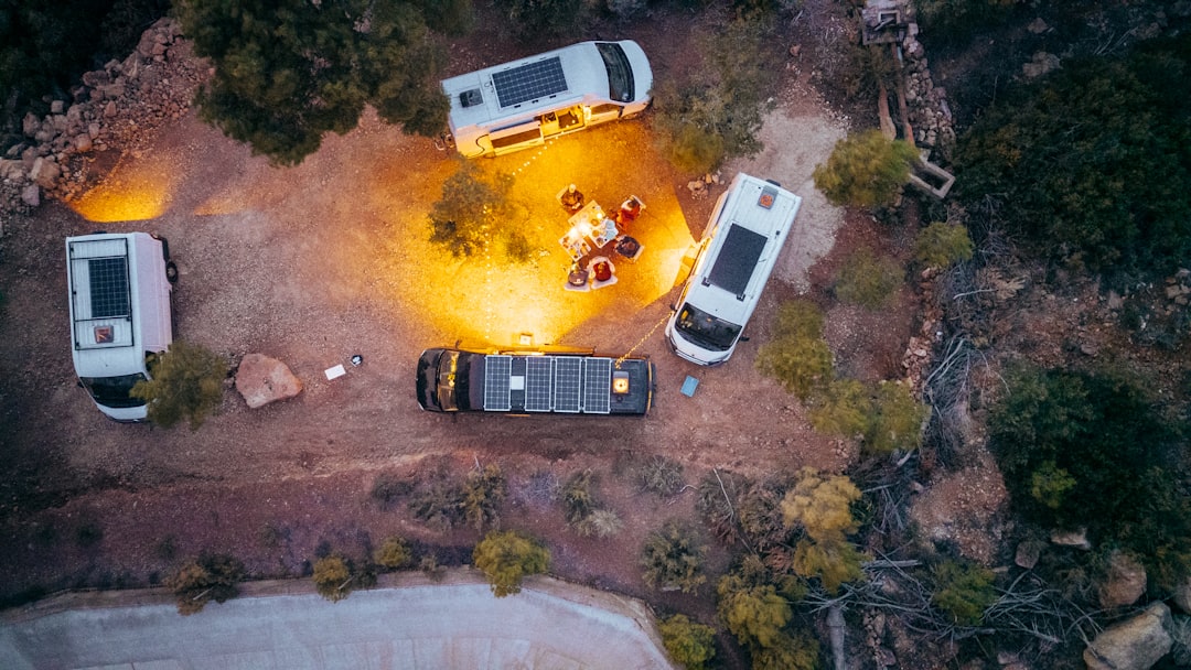 Zonnepanelen op een camper voor duurzaam kamperen