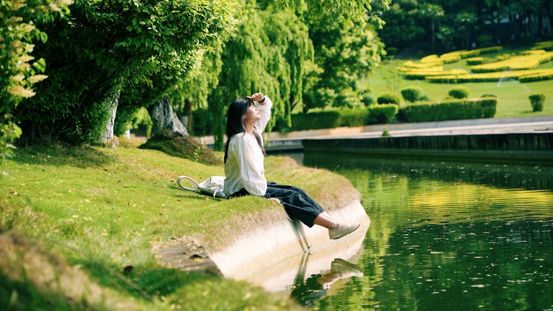 Persoon geniet van een rustige, groene tuin