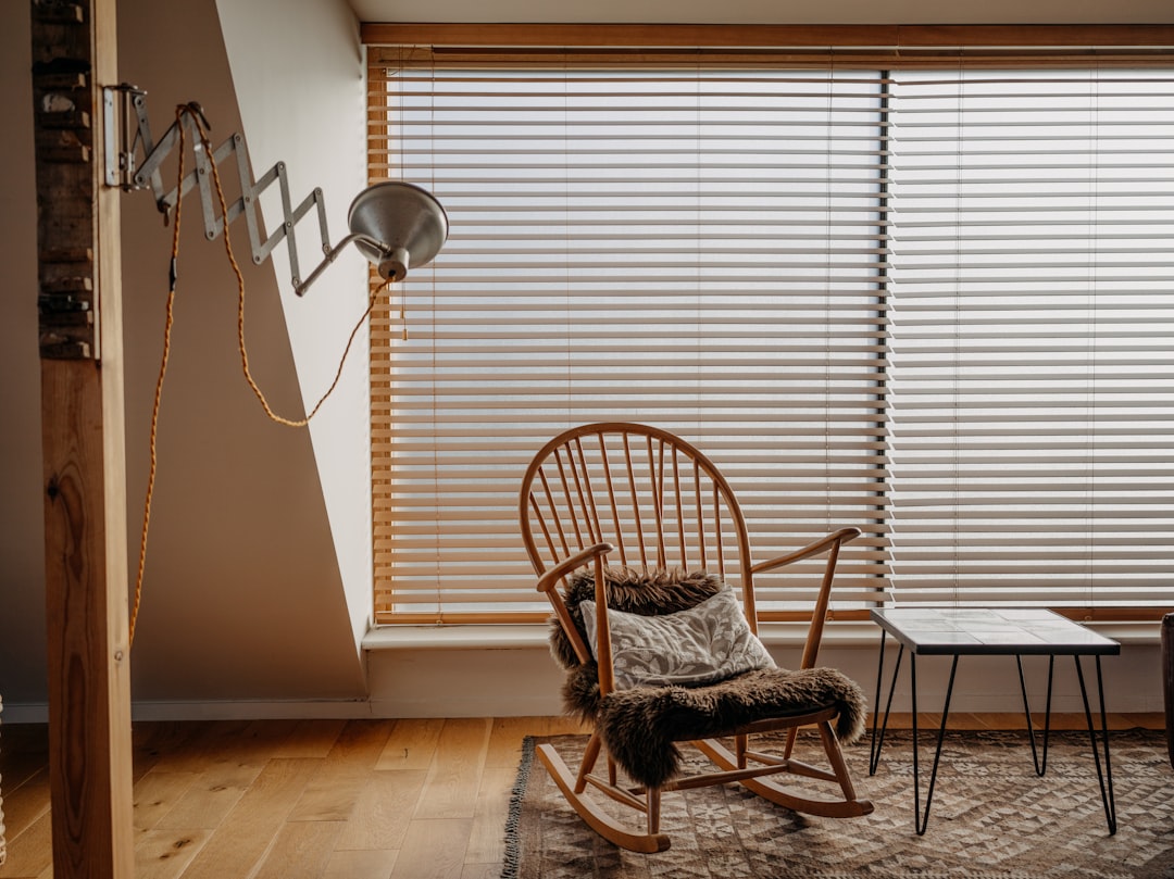 Gezellige leeshoek met een comfortabele fauteuil en warm licht