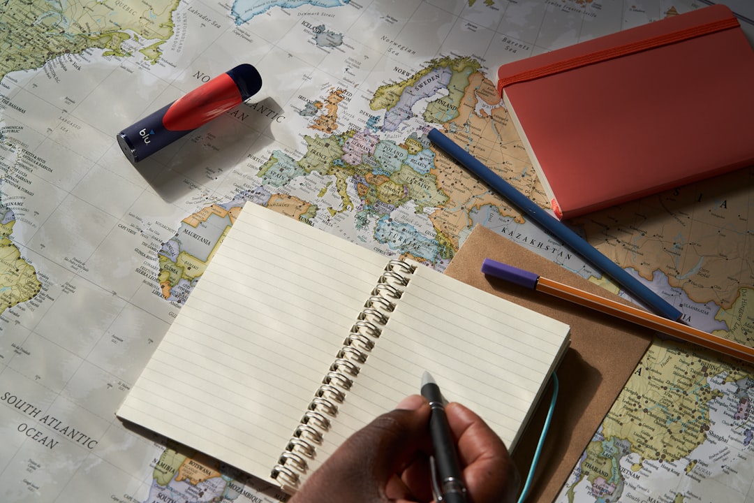 Reisplanning met kaart en notitieboek