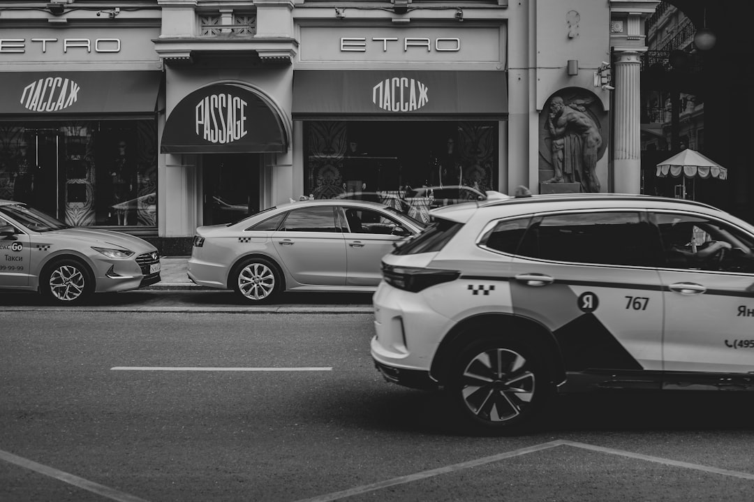 Een deelauto geparkeerd in een Nederlandse woonstraat