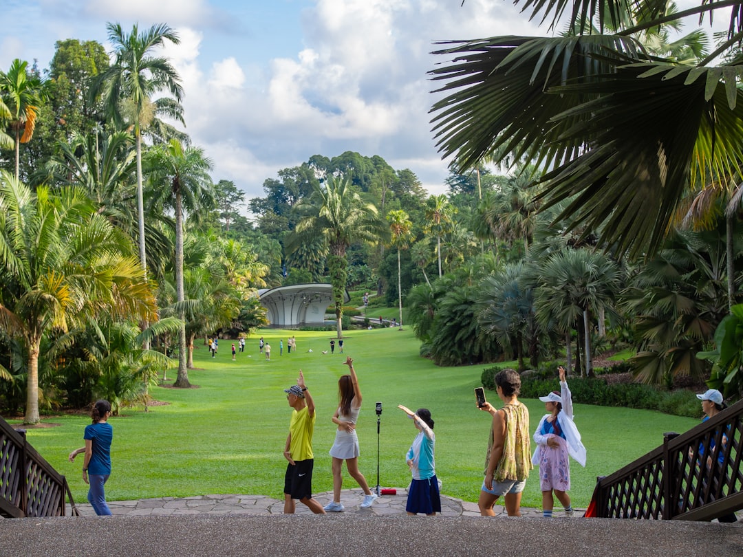 Groep mensen wandelt samen door een groen park