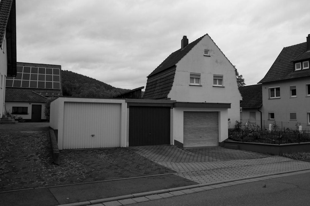 Zonnepanelen op daken in een Nederlandse woonwijk