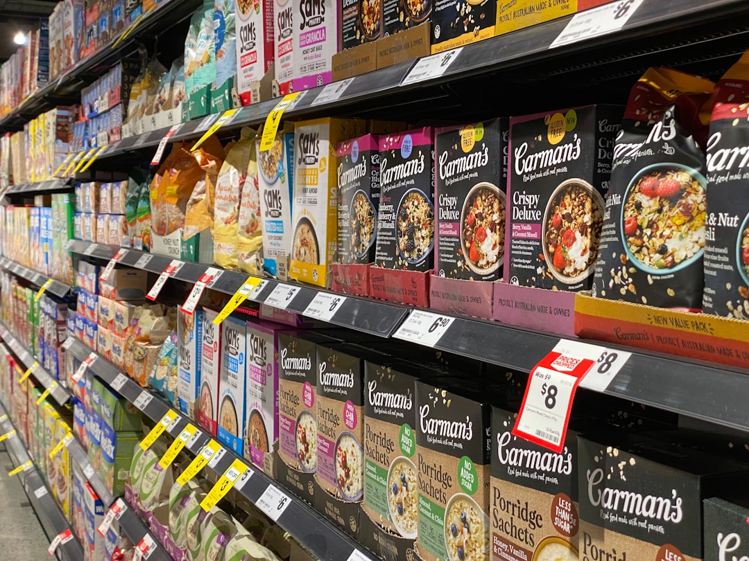 Supermarktschap met internationale ingrediënten en wereldkeuken producten