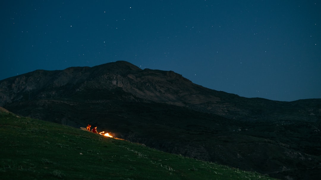 Kampvuur onder de sterren in de bergen