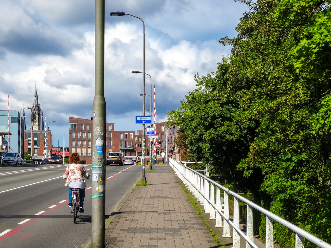 Druk fietspad in een Nederlandse stad