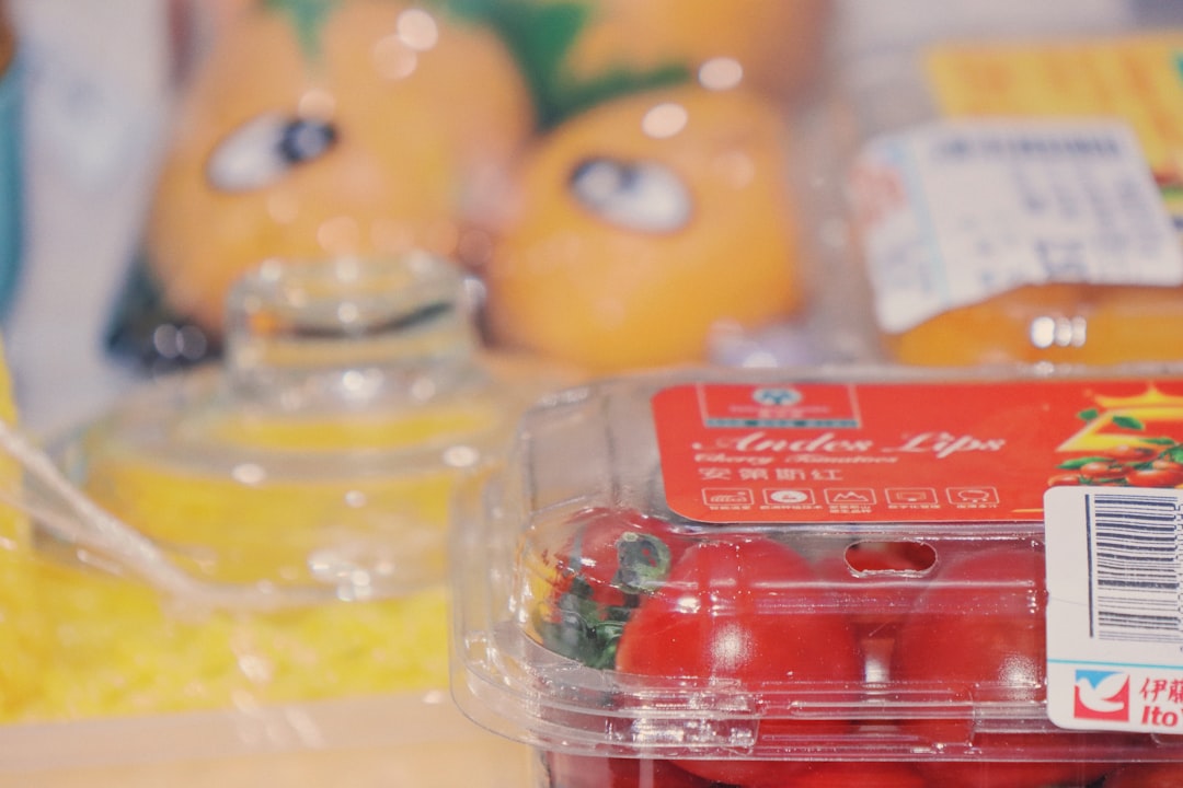 Verpakte producten in een supermarktschap met lange ingrediëntenlijsten