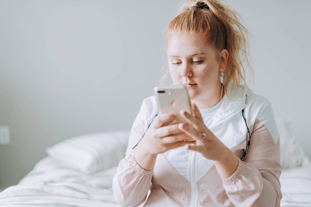 Vrouw bekijkt gezondheidstips op haar telefoon