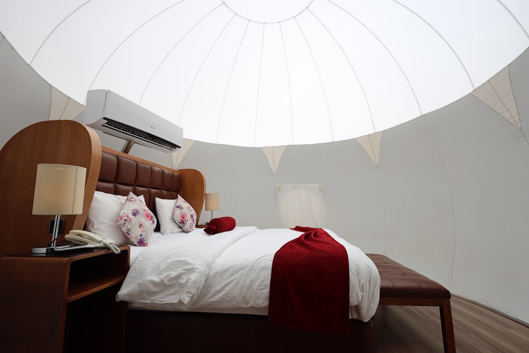 De kampeerparadox: waarom we tegelijk luxer én primitiever willen kamperen