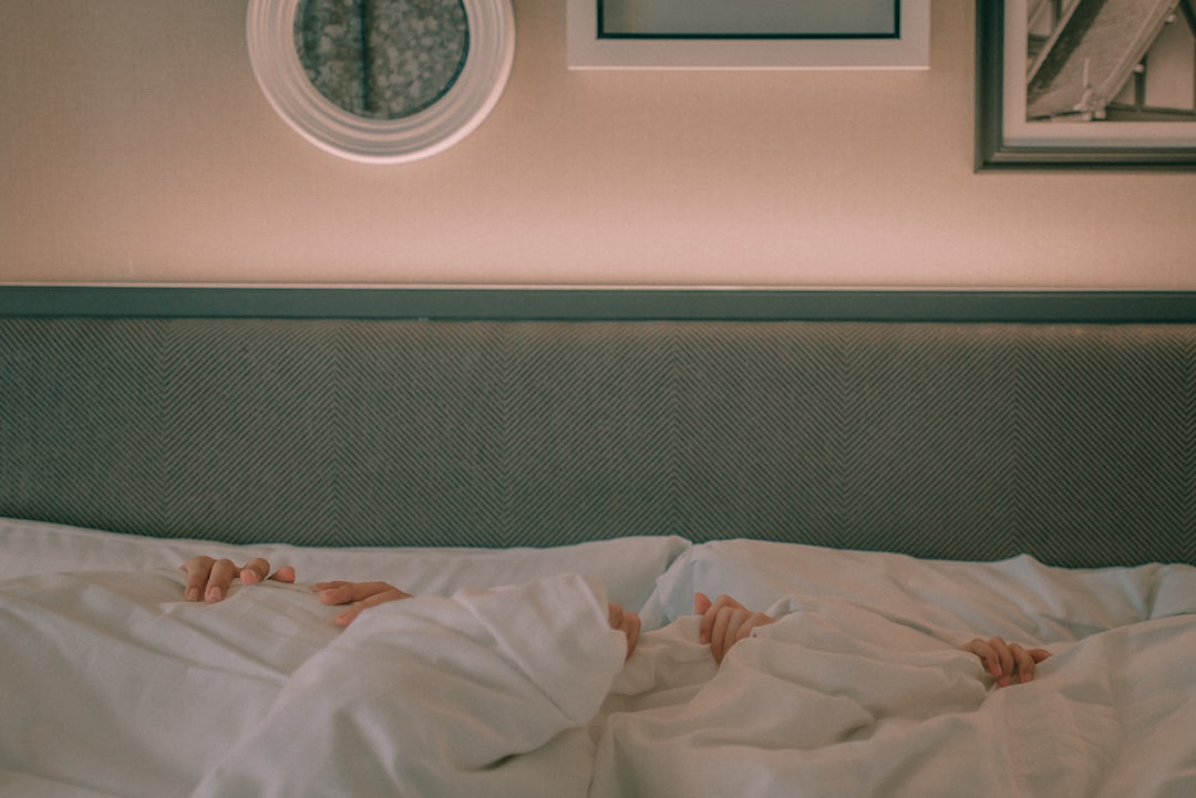 Persoon die rustig slaapt in een comfortabel bed