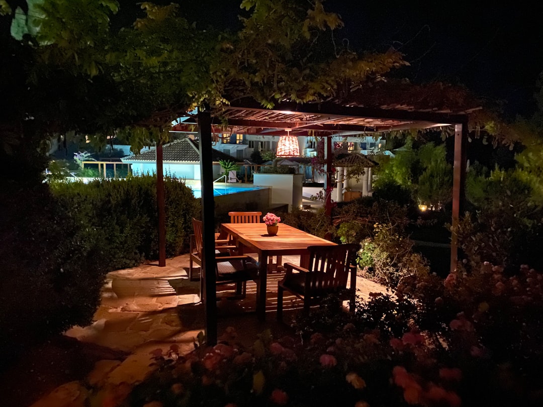 Gezellig gedekte buitentafel voor een avondmaaltijd in de tuin