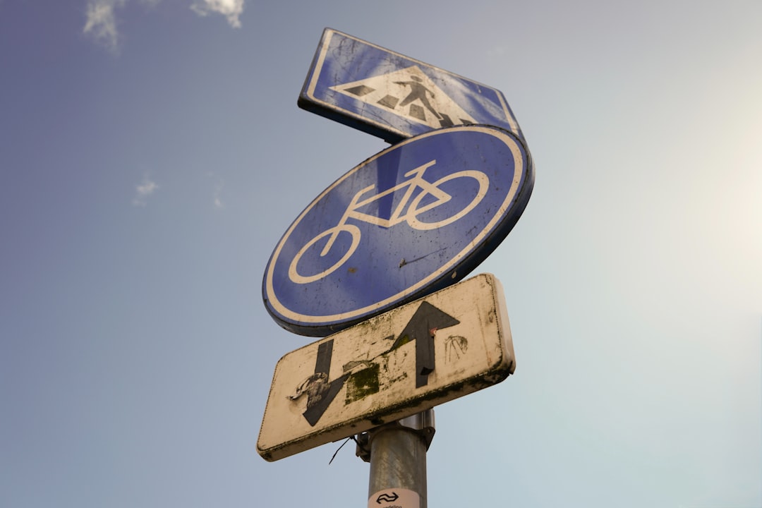 Breed fietspad in een Nederlandse stad met fietsers