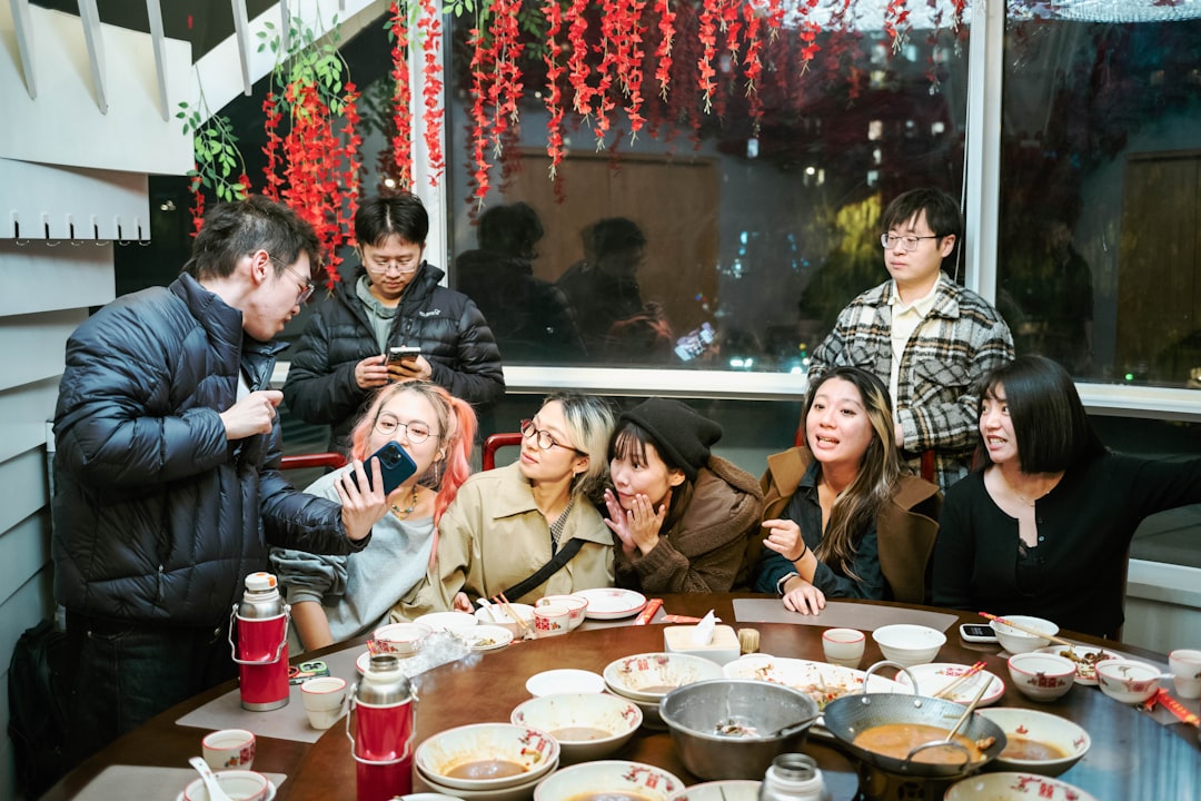 Gezin in gesprek aan de eettafel over digitale vaardigheden