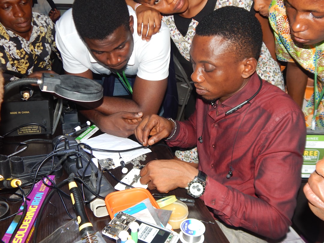 Mensen die samen apparaten repareren in een werkplaats