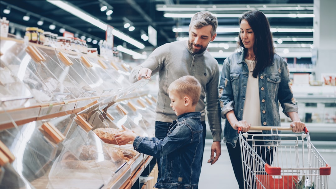 Ouder en kind samen in de supermarkt — een dagelijks moment om over geld te praten