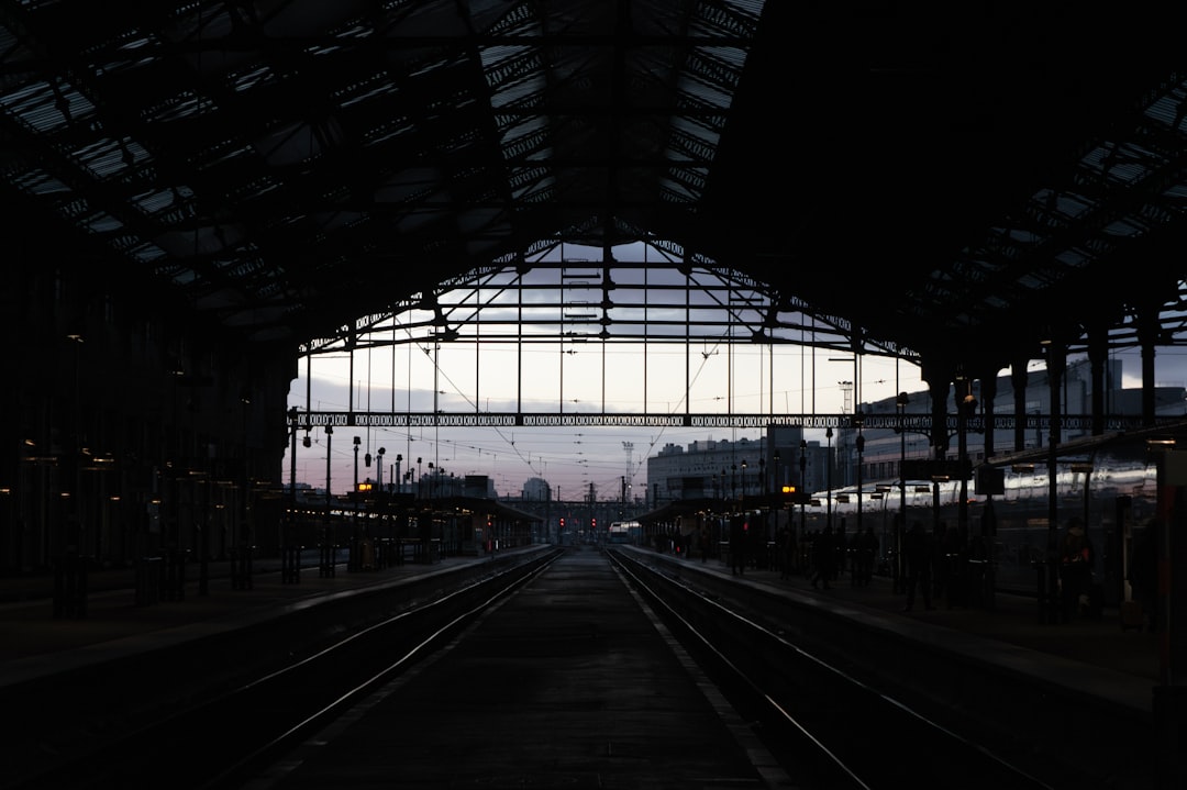 Europese spoorlijnen bij zonsondergang, symbool van de groeiende nachttreinverbindingen