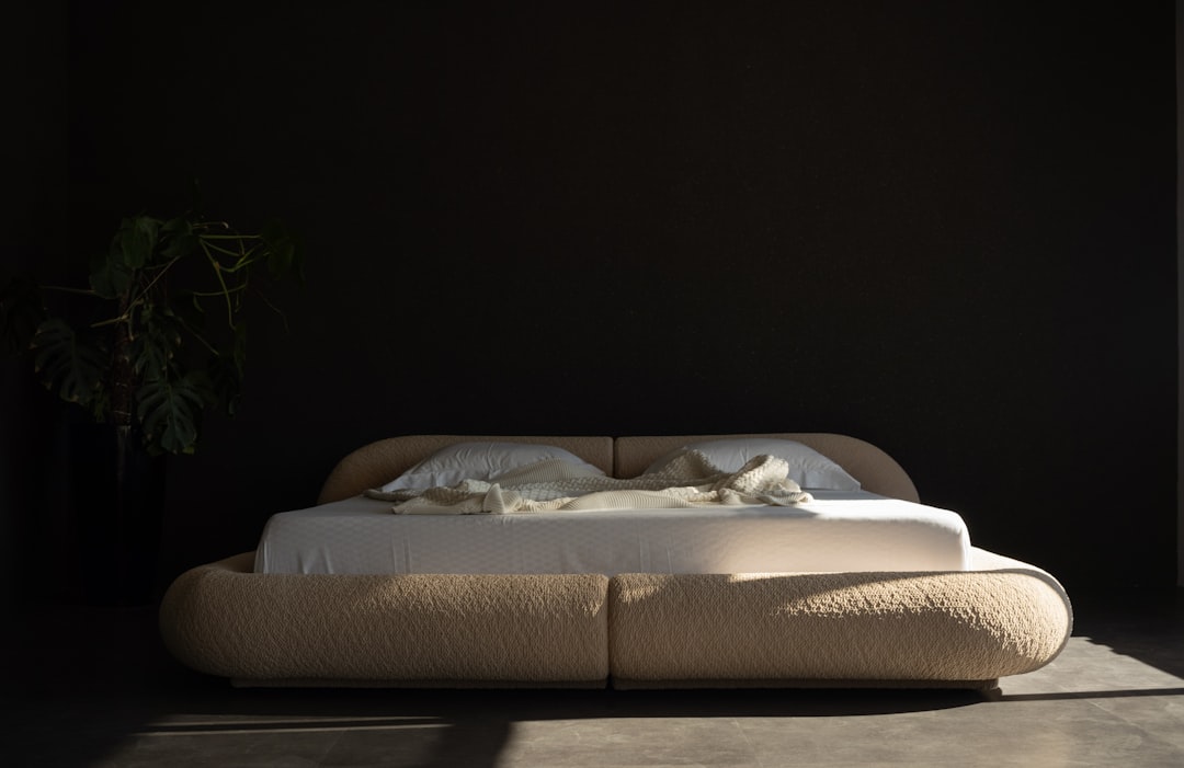 Zachte bouclé stof in warme tinten op een fauteuil